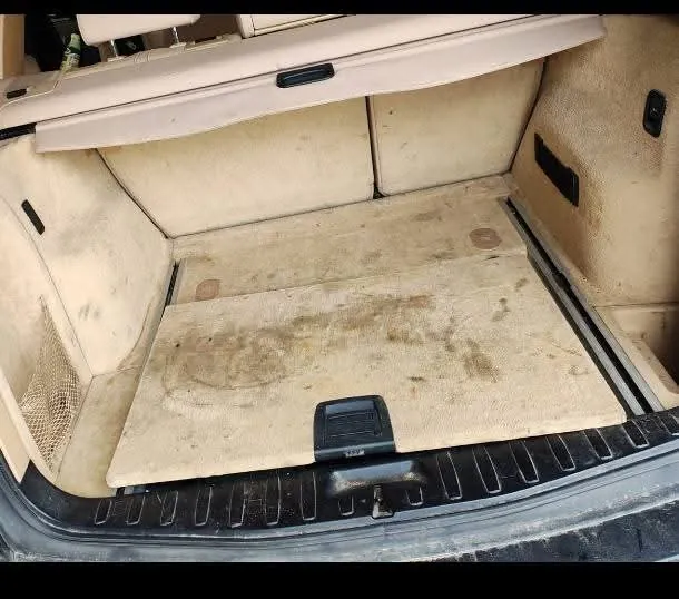 Interior de mașină obosit, înainte de detailing
